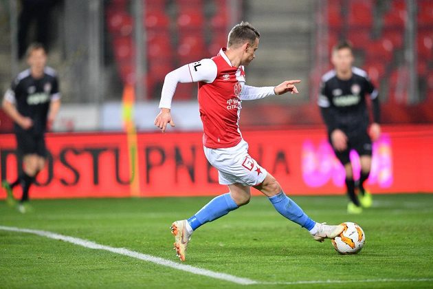 Fotbalista Slavie Jan Sýkora střílí gól v utkání 4. kola MOL Cupu s Chrudimí.