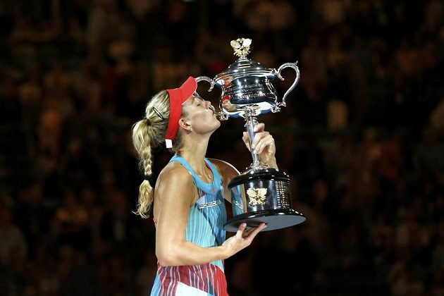 Německá tenistka Angelique Kerberová s trofejí vítězky tenisového Australian Open.