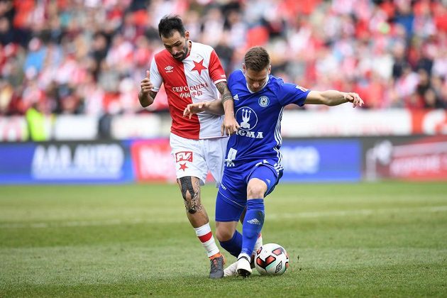 Slávista Danny v souboji o míč s olomouckým Lukášem Kalvachem.