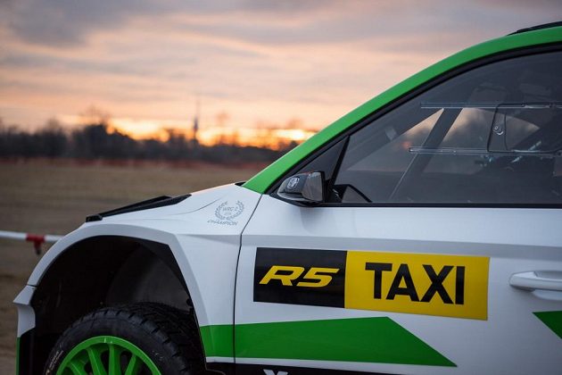 Jan Kopecký se Škodou Fabia R5 v Praze krátce před svátečními dny, kdy se evropský šampión proměnil v taxikáře.
