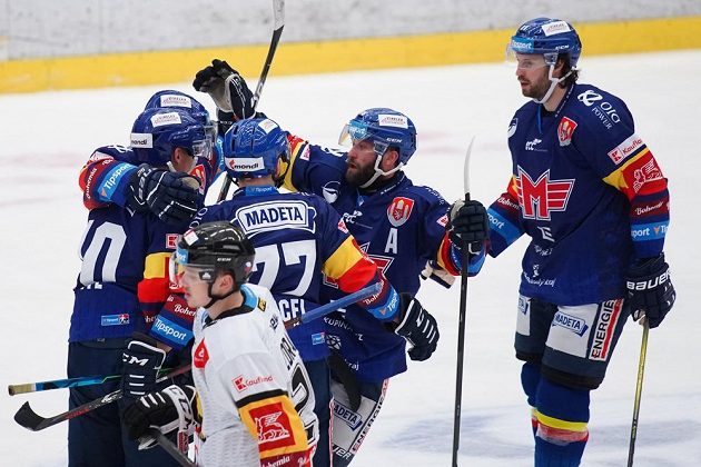 Českobudějovická radost. Zleva slaví gól Roman Přikryl, Jan Štencel, Martin Novák a Brandon Alderson.