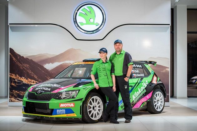 Vojtěch Štajf s Markétou Skácelovou před Škodou Fabií R5 týmu Racing21.