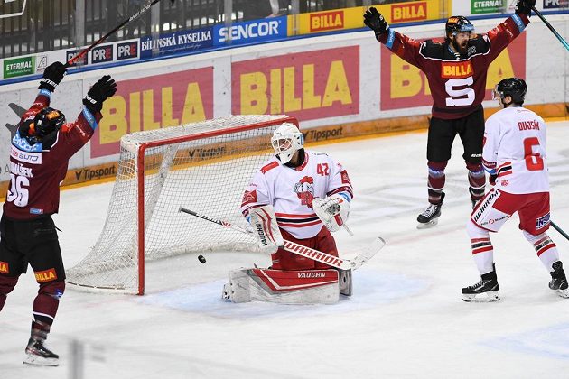 Sparta střílí první gól utkání (Michal Řepík). Zleva David Tomášek ze Sparty a olomoucký brankář Branislav Konrád. Vpravo Tomáš Dujsík z Olomouce.