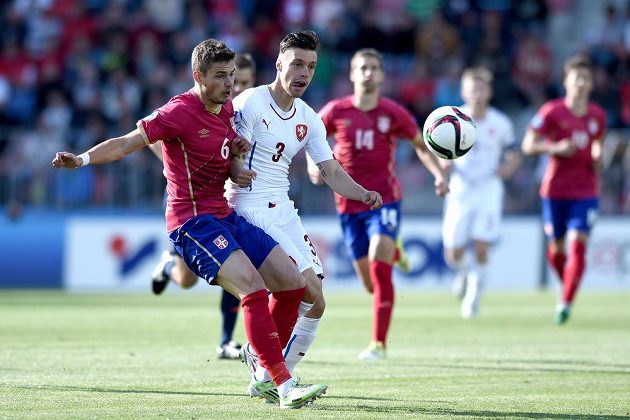 Václav Kadlec a Srb Aleksandar Pantič při ME hráčů do 21 let v Praze na Letné.