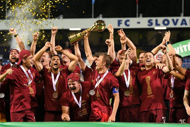 Radost fotbalistů Sparty po vyhraném finále MOL Cupu na hřišti Slovanu Liberec.