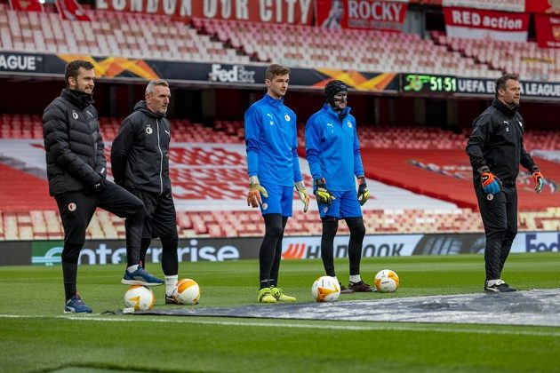 Ondřej Kolář v masce a s helmou při tréninku na hřišti Arsenalu