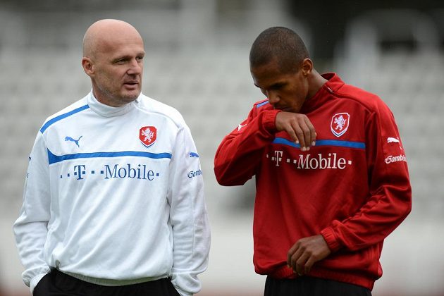 Trenér Michal Bílek (vlevo) a obránce Theodor Gebre Selassie na tréninku české fotbalové reprezentace.