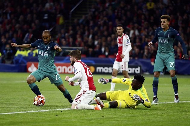 Lucas Moura (vlevo) vstřelil v odvetě semifinále Ligy mistrů Ajaxu tři góly a poslal Tottenham do finále.