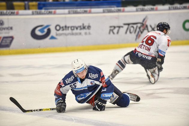 Miroslav Preisinger z Plzně a David Květoň z Vítkovic ukazují, že týmy daly do závěrečné bitvy předkola play off hokejové extraligy opravdu všechno.