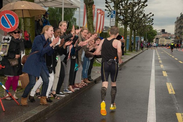 Ženevský maratón - běžci i přihlížející ze sebe dostávali všechno.