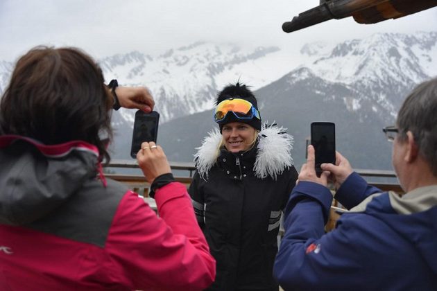 Veronika Velez Zuzulová je často v obležení fanoušků žádajících o podpis či fotografii.