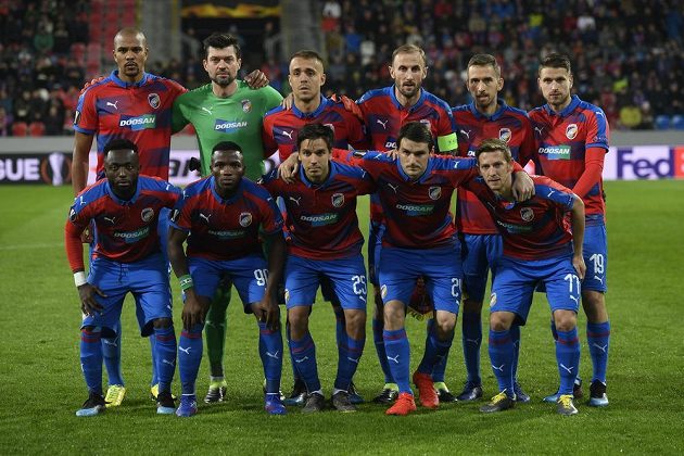 Základní jedenáctka Plzně. Dole (zleva): Joel Kayamba, Ubong Ekpai, Aleš Čermák, Milan Havel, Patrik Hrošovský. Nahoře (zleva): Jean-David Beauguel, Matúš Kozáčik, Luděk Pernica, Roman Hubník, Tomáš Hořava, Jan Kovařík
