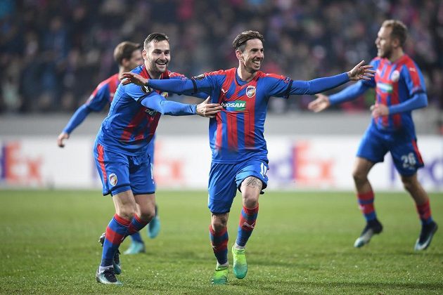 Plzeňský Milan Petržela (uprostřed) se raduje poté, co otevřel skóre utkání Evropské ligy proti FCSB.