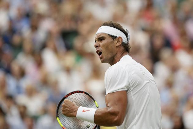 Rafael Nadal ze Španělska po jednom z vydařených úderů v semfinále Wimbledonu s Novakem Djokovičem ze Srbska.