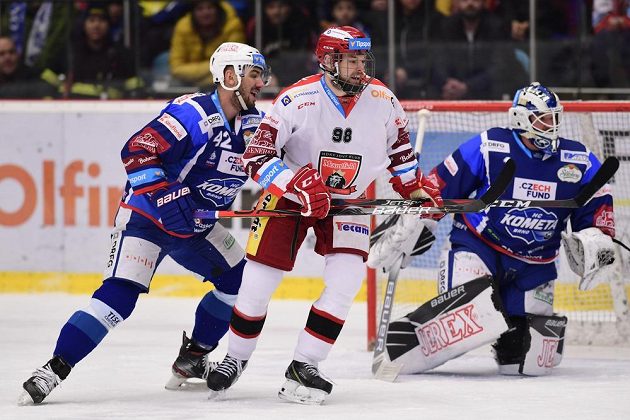Filip Pyrochta z Brna, Radovan Pavlík z Hradce Králové a brankář Komety Marek Čiliak v akci během utkání hokejové extraligy.