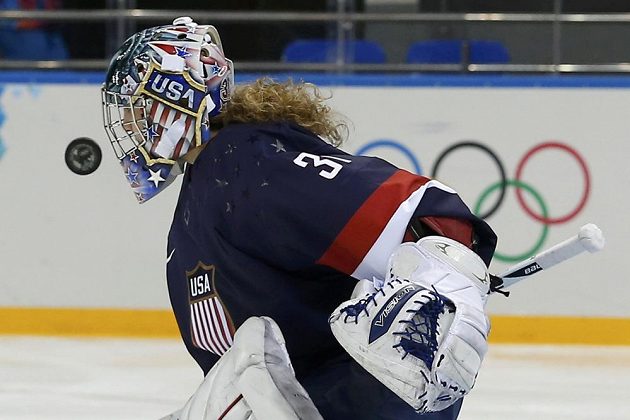 Nezvyklý zákrok brankářky amerických hokejistek Jessie Vetterové v duelu proti Finkám.