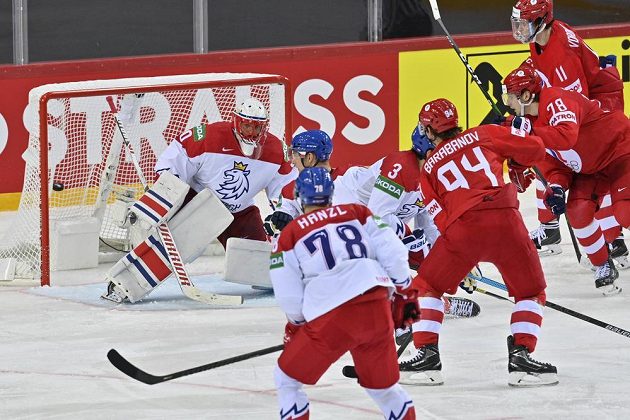 Brankář české reprezentace Šimon Hrubec pouští gól po střele Alexandra Barabanova z Ruska (třetí zprava).