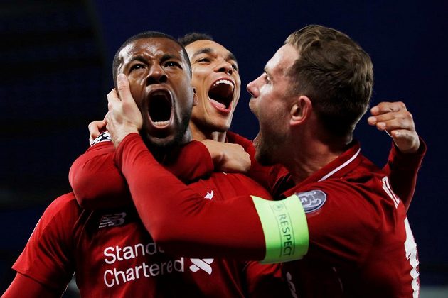 Liverpoolská radost! Georginio Wijnaldum (vlevo), Jordan Henderson (vpravo) a Trent Alexander-Arnold po gólu proti Barceloně.