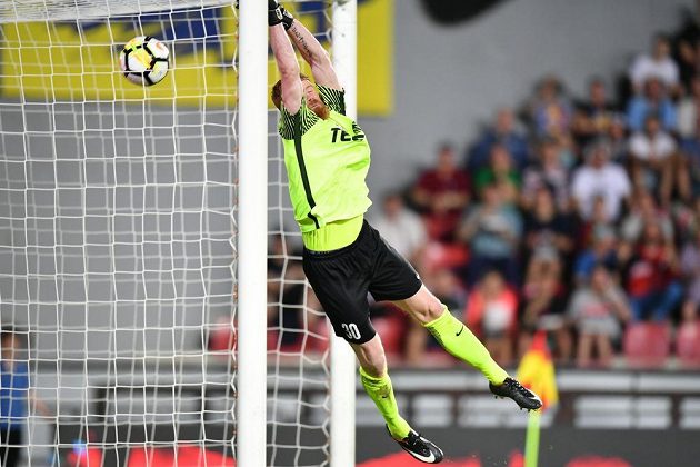 Jablonecký gólman Hrubý se marně sápal po míči, sparťan Stanciu poslal letenský tým do vedení.