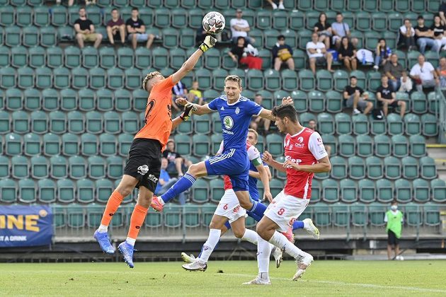Pardubický brankář Markovič zasahuje před mladoboleslavským Milanem Škodou během utkání 3. kola.