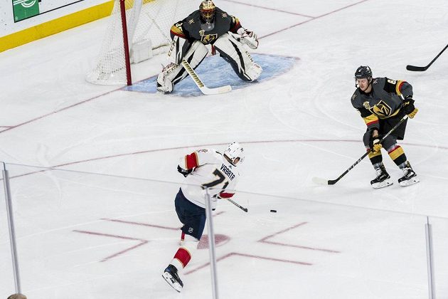 Útočník Floridy Radim Vrbata střílí na gólmana Vegas Golden Knights Malcolma Subbana.