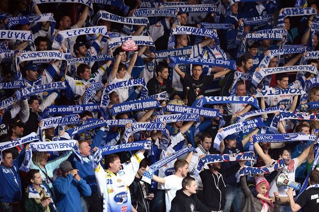 Fanoušci brněnské Komety ve čtvrtečním druhém semifinálovém střetnutí play off extraligy v Holešovicích.