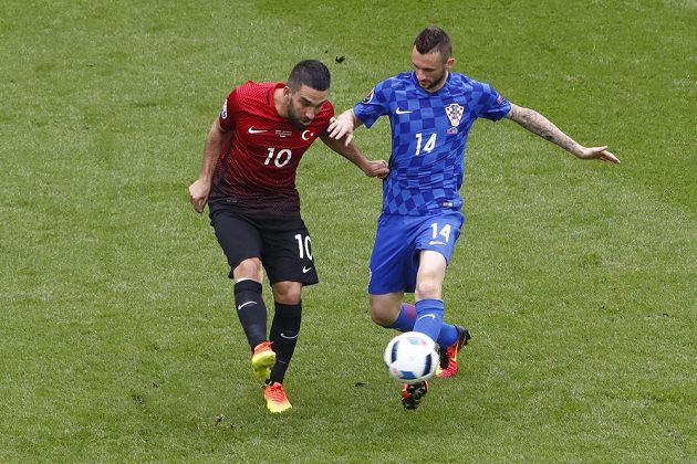 Arda Turan z Turecka (vlevo) v souboji s Marcelem Brozovičem z Chorvatska.