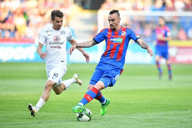 Plzeňský Martin Zeman kouzlí s míčem (vpravo) před dotírajícím Janem Navrátilem ze Slovácka v utkání 28. kola HET ligy.