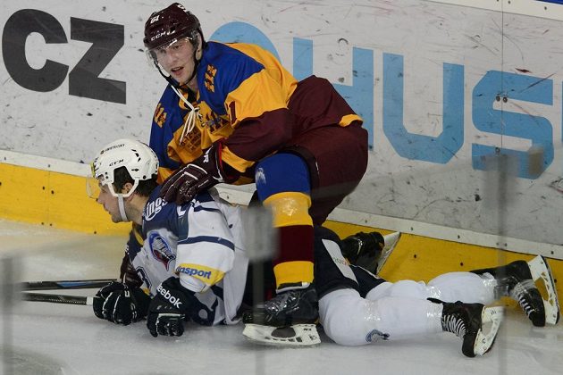 Autor dvou branek Sparty Lukáš Klimek a Lukáš Pulpán z HC Škoda Plzeň (dole) v utkání 27. kola Tipsport extraligy.