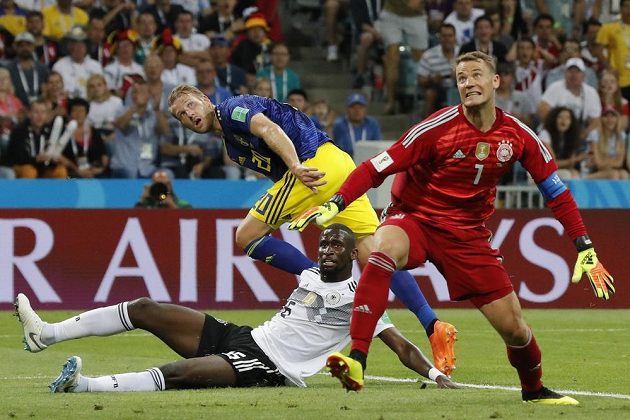 Švédský útočník Ola Toivonen střílí vedoucí gól, obránce Antonio Rüdiger ani brankář Manuel Neuer už jeho lob zastavit nestihli.