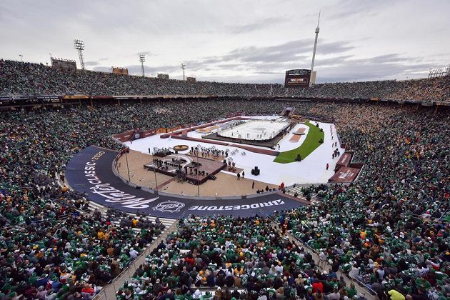Pohled na Cotton Bowl Stadium v Dallasu, dějiště tradičního utkání Winter Classic NHL, kde tentokrát souboj mezi týmy Dallasu a Nashvillu sledovalo přes 85 000 diváků.