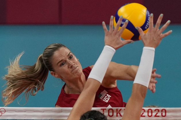 Hvězda amerického výběru Andrea Drewsová útočí v olympijském finále proti Brazílii.