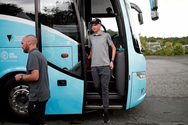 Britský cyklista Chris Froome vystupuje z autobusu těsně před tiskovou konferencí ke 105. ročníku Tour de France.