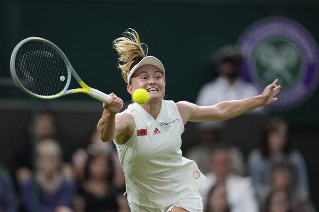 Aliaksandra Sasnovičová z Běloruska při utkání s Američankou Serenou Williamsovou.