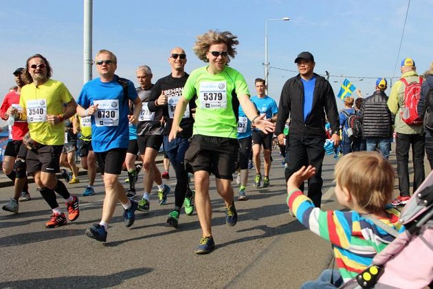 Martin Kavka při pražském maratónu. Taková pohoda, že stihl zdravit i se synem Jáchymem.