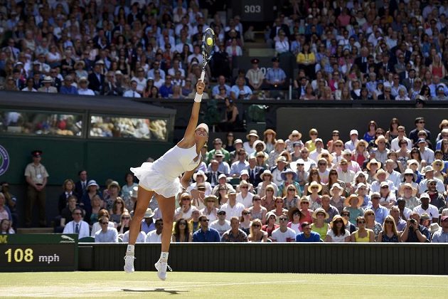 Španělská tenistka Garbiňe Muguruzaová během finále Wimbledonu proti Američance Sereně Williamsové.