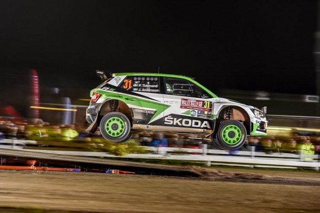 Pontus Tidemand se Škodou Fabia R5 na trase rallye ve Walesu.