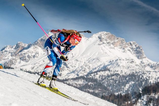 Eva Puskarčíková na trati během závodu mixu na MS v Hochfilzenu.