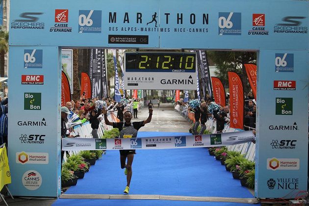 French Riviera Marathon: Vítěz právě probíhá cílem.