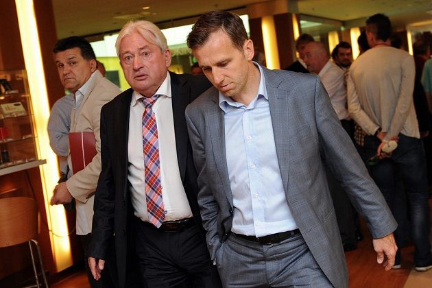 Manažer Pavel Paska (vlevo) a Karel Poborský během Valné hromady Fotbalové asociace.