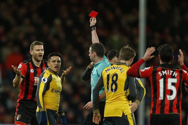 Rozhodčí Michael Oliver ukazuje červenou kartu obránci Bournemouthu Simonu Francisovi (vlevo).