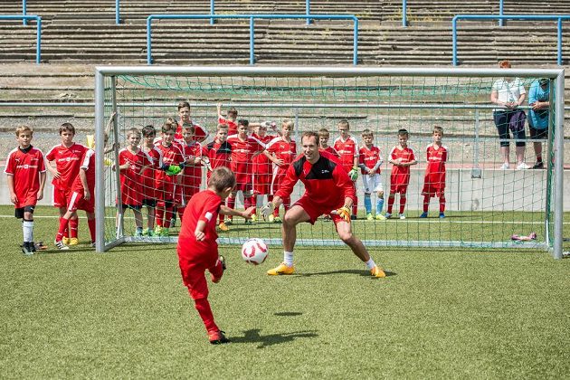 Brankář Petr Čech během tradiční fotbalové školy Petra Čecha na pražském Strahově.