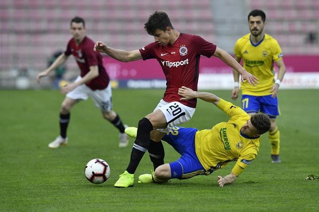 O míč bojují Adam Hložek (vlevo) ze Sparty a Lukáš Bartošák ze Zlína. Vpravo přihlíží Bartošákův spluhráč Vachtang Čanturišvili.
