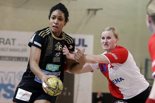 Dominika Selucká z DHC Slavia Praha (v bílo-červeném) a Anne-Sophie Kpozéová z Issy Paříž v odvetném čtvrtfinálovém zápase Challenge Cupu.
