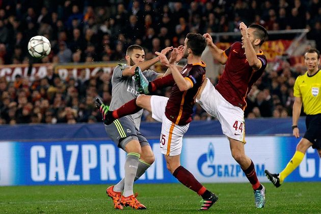 Sudí Pavel Královec (zprava), římští Kostantinos Manolas, Miralem Pjanič a madridský Karim Benzema.