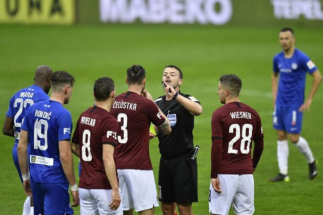Fotbalisté Sparty diskutují s rozhodčím během utkání 30. kola Fortuna ligy na půdě Liberce.
