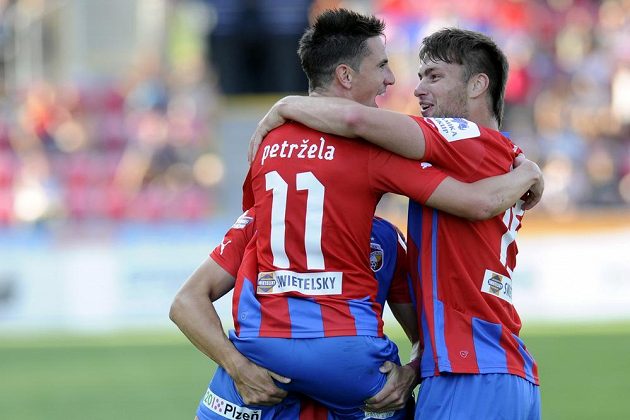 Autor prvního gólu Plzně Milan Petržela (vlevo) a Tomáš Wágner (vpravo) se radují z gólu proti Bohemians 1905.