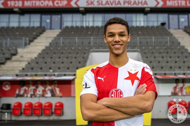 Hned po podpisu smlouvy nová akvizice fotbalové Slavie Alexander Bah vyzkoušela červenobílý dres.