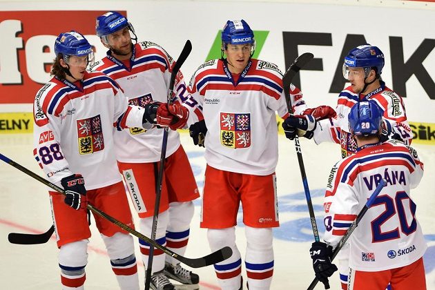 Čeští hráči (zleva) Libor Šulák, Jan Kolář, Lukáš Radil, Jan Kovář a Petr Vrána se radují z gólu.
