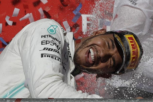 Mistrovská radost. Lewis Hamilton se pošesté v kariéře stal mistrem světa formule 1.